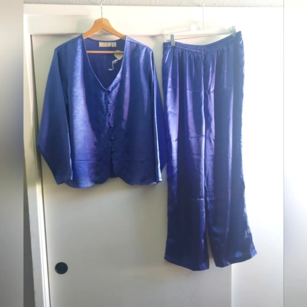 Vintage Victoria's Secret Gold Label Y2K Purple Satin Pajama set L Lace Accent